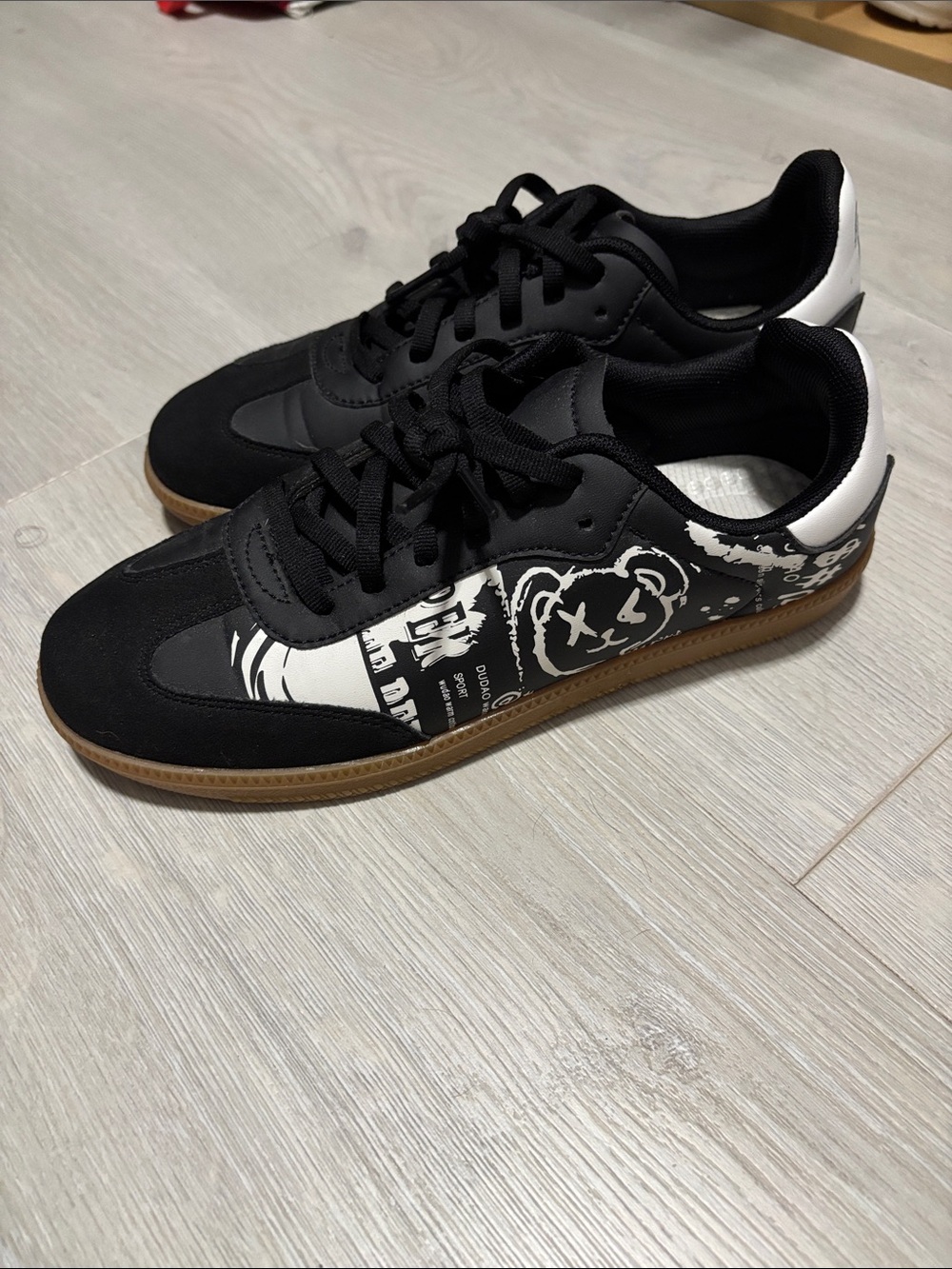 🔥BUNDLESALE EU 39 W8.5 M6.5 Graphic Bear Low-Top Sneakers with Gum Sole